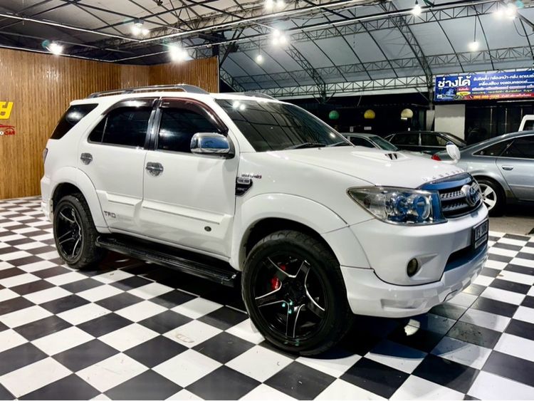 รถ Toyota Fortuner 3.0 G 4WD สี ขาว