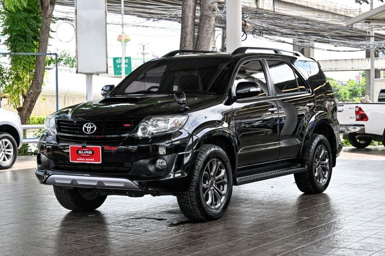 รถ Toyota Fortuner 3.0 TRD Sportivo 4WD สี ดำ