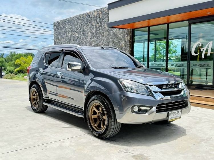 รถ Isuzu MU-X 3.0 สี เทา