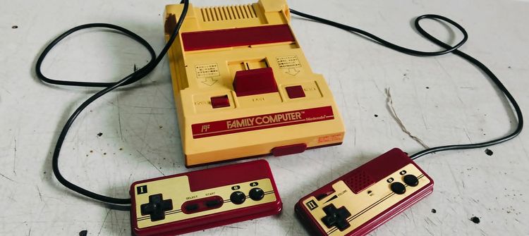 Nintendo GameCube เครื่องเกมส์นินเทนโด เชื่อมต่อไร้สายไม่ได้ เครื่องเล่นวิดีโอเกม Nintendo Family Computer (Famicom) รุ่นดั้งเดิมสีขาว-แดง