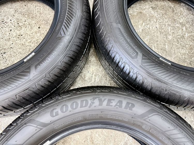 ยางถอดป้ายแดงขอบ 18” ยี่ห้อ GOODYEAR ขนาด 225-60R18 ปี 26 ตุ่มหน้ายางยังอยู่