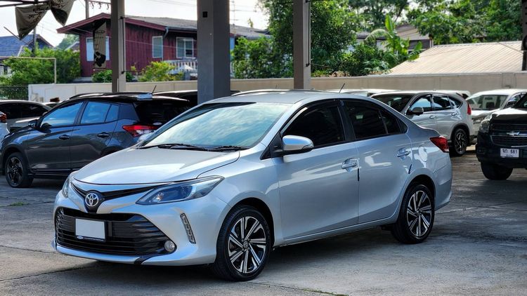 รถ Toyota Vios 1.5 Mid สี บรอนซ์เงิน