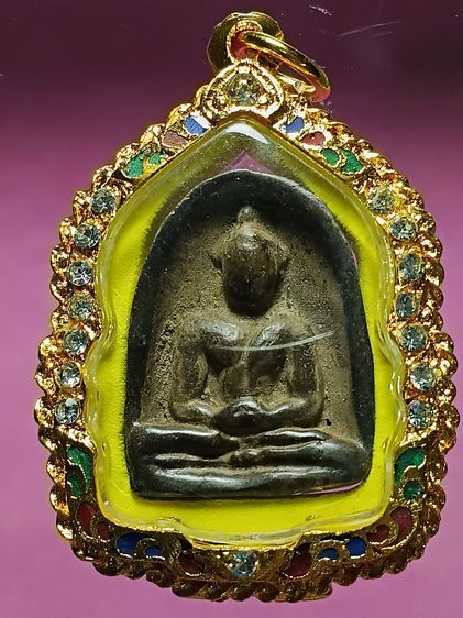 พระซุ้มกอ พิมพ์ไม่มีลายกนก ขุดพบได้ที่กรุทุ่งเศรษฐี จ.กำเเพงเพชร กรุเก่า สภาพสวยมาก เนื้อเทาอมเขียวเก่า เนื้อจัดเเกร่ง พบขึ้นจากกรุน้อยมาก