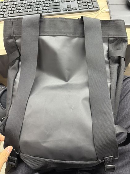 ￼THE NORTH FACE BASE CAMP TOTE - TNF BLACK/TNF BLACK กระเป๋าสะพายข้าง รูปที่ 4