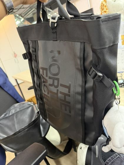 ￼THE NORTH FACE BASE CAMP TOTE - TNF BLACK/TNF BLACK กระเป๋าสะพายข้าง รูปที่ 2