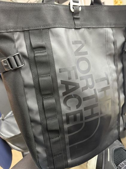 ￼THE NORTH FACE BASE CAMP TOTE - TNF BLACK/TNF BLACK กระเป๋าสะพายข้าง รูปที่ 3