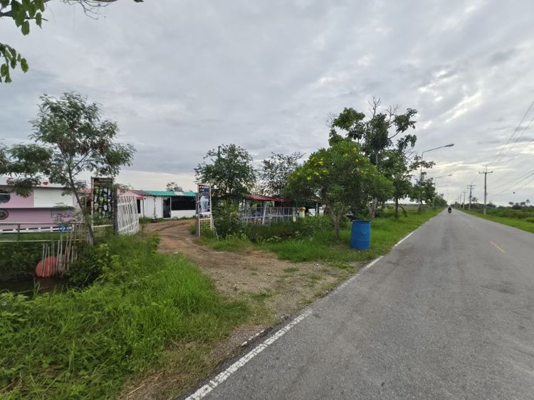 ขายที่ดิน6ไร่กว่าอยู่หมู่3ต.ปากทะเลอ.บ้านแหลมจ.เพชรบุรี วิวสวยที่สุดติดถนนลาดยางห่างเซเว่นตลาดนัด1 กิโลห่างตัวเมืองทะเลนิดเดียวอยู่เยื้องบ้านจัดสรรที่สวยไม่ลึกไม่ใช่บ่อน้ำหน้ากว้างมาก
