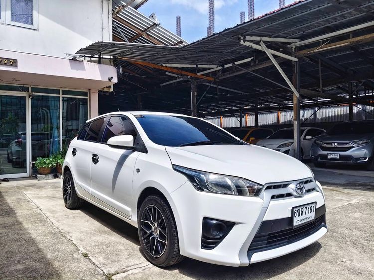 รถ Toyota Yaris 1.5 E สี ขาว