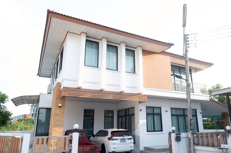 มีบางส่วน ขายบ้านเดี่ยว 2 ชั้น บุรีรัมย์ หมู่บ้านสามออ 3 ริมน้ำ 108 ตร.ว. มีสระว่ายน้ำส่วนตัว ทำเลดี