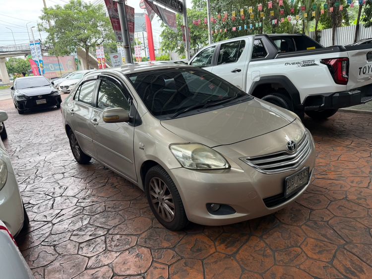 รถ Toyota Vios 1.5 E สี น้ำตาล