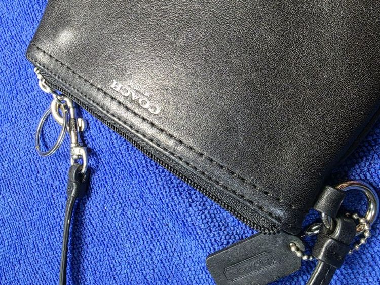 กระเป๋าคล้องมือ Coach หนังแท้สีดำขนาดเล็ก (Small Wristlet) รูปที่ 8