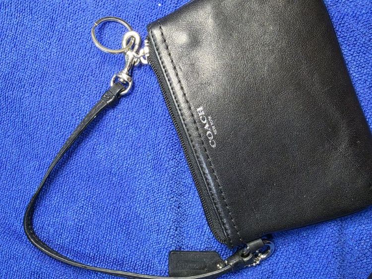 กระเป๋าคล้องมือ Coach หนังแท้สีดำขนาดเล็ก (Small Wristlet) รูปที่ 2