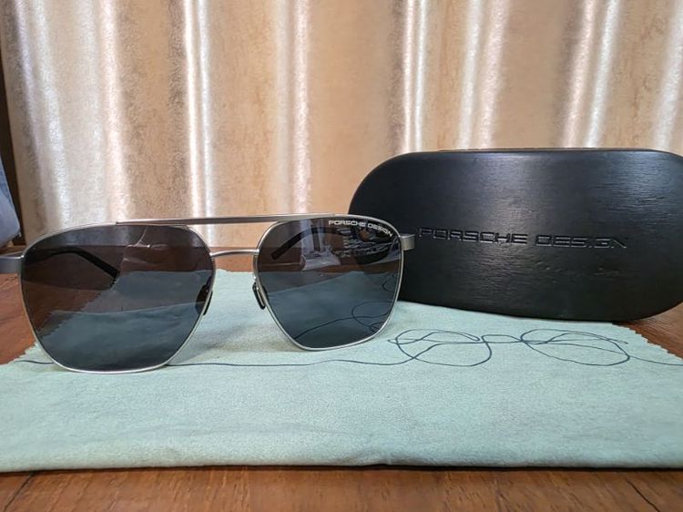 +2                    แว่นกันแดดในรูปคือแบรนด์ Porsche Design รุ่น P8927 (สี Palladium-Black)