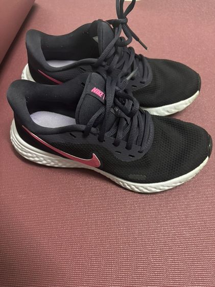 มือสองรวมส่งรองเท้าวิ่ง Nike Revolution 5