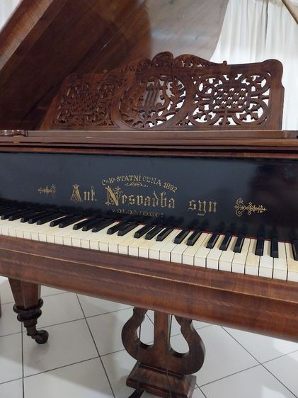 เปียโนยุโรปเก่าอายุเป็น 100 ปี