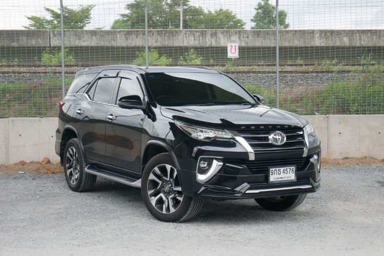 รถ Toyota Fortuner 2.8 V 4WD สี ดำ