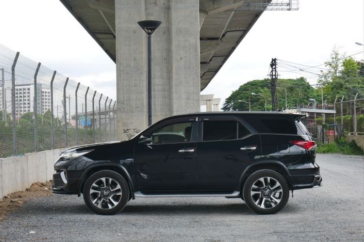 Toyota Fortuner 2018 2.8 V 4WD Utility-car ดีเซล ไม่ติดแก๊ส เกียร์อัตโนมัติ ดำ รูปที่ 4
