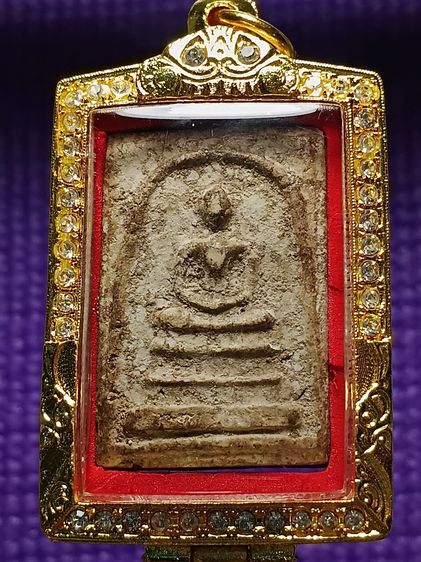 พระสมเด็จบางขุนพรหม กรุเก่า ได้มาสมัยที่ใช้เชือกเอ็นผูกกับดินเหนียวตกขึ้นมา สภาพสวยมาก ไม่ผ่านการเช็ดล้างใดๆ ได้เเบ่งปันจาดชาวบ้านละเเวกนั้น
