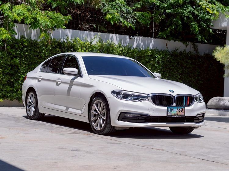 BMW Series 5 2021 530e Sedan ปลั๊กอินไฮบริด (PHEV) เกียร์อัตโนมัติ ขาว รูปที่ 3