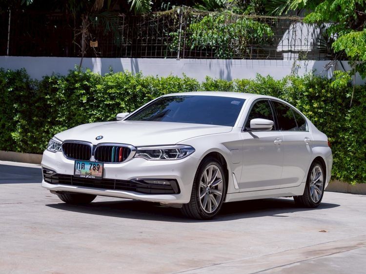รถ BMW Series 5 530e สี ขาว