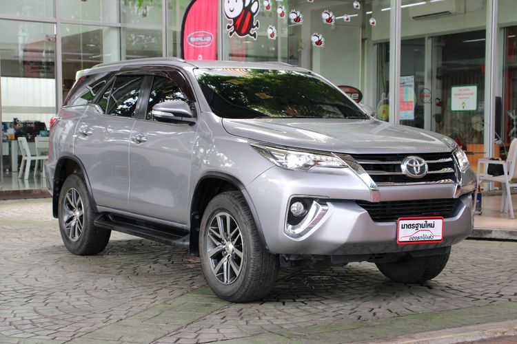 Toyota Fortuner 2017 2.8 V Utility-car ดีเซล ไม่ติดแก๊ส เกียร์อัตโนมัติ เทา