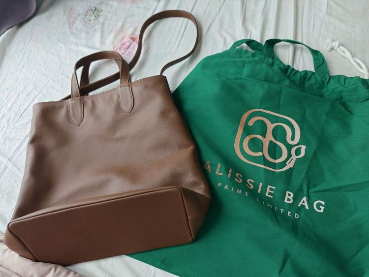 กระเป๋า tote หนังแท้ ขนาดกลางไซส์กำลังดี unisex