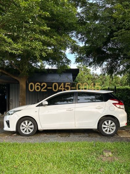 Toyota Yaris 2013 1.2 E Sedan เบนซิน ไม่ติดแก๊ส เกียร์อัตโนมัติ ขาว รูปที่ 2