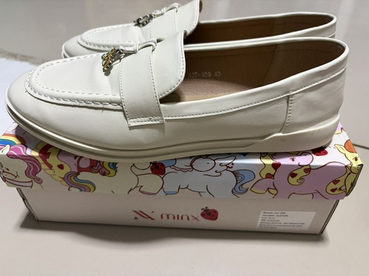 รองเท้า ใส่ 1 ครั้ง สภาพนางฟ้า minx shoes สีแม่ชม White solar ไซส์ 43 ขอคนเท้าไม่เกิน 42 นะคะ