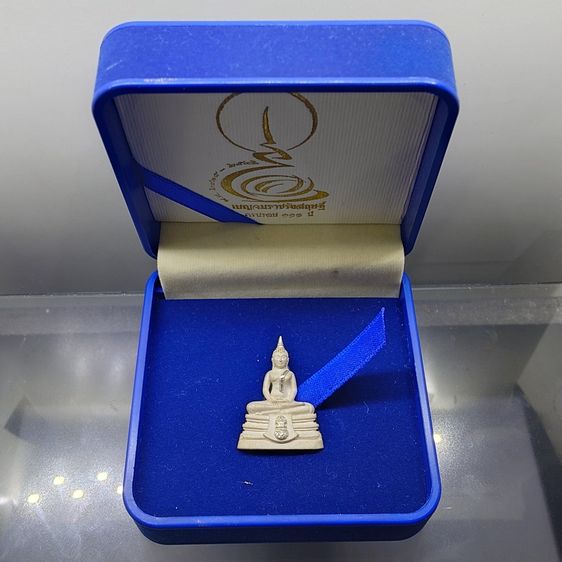 หลวงพ่อพุทธโสธร ลอยองค์ เนื้อเงิน พิมพ์กลาง รุ่น ๑๑๑ ปี โรงเรียนเบญจมราชรังสฤษฎิ์ ปี2546 พร้อมกล่องเดิม