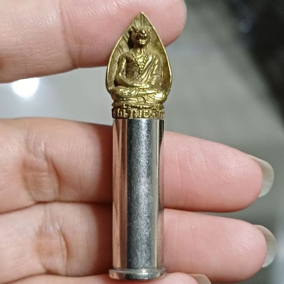 ตะกรุดปลอกลูกปืน เจ้าพ่อเสือ วัดกระทุ่มเสือปลา กรุงเทพฯ (นิยมสร้างราวปี พ.ศ. 2551) โดยด้านบนเป็นรูปจำลององค์เจ้าพ่อเสือและตอกโค้ด ส่วนตัวปลอกทำจากปลอกกระสุนปืนจริง