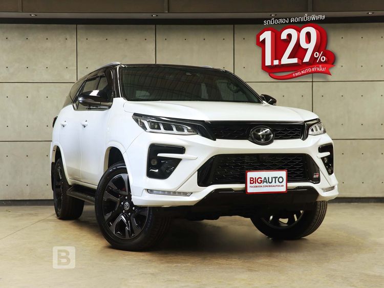 รถ Toyota Fortuner 2.8 GR Sport Black Top 4WD สี ขาว