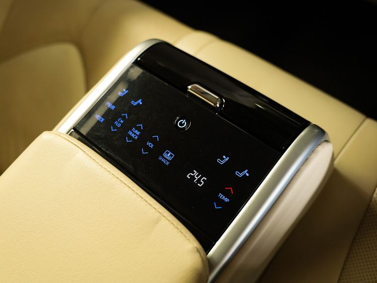Toyota Camry 2019 2.5 Hybrid Premium Sedan ไฮบริด ไม่ติดแก๊ส เกียร์อัตโนมัติ ดำ รูปที่ 4