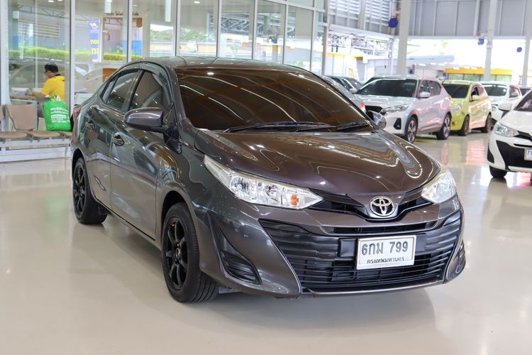 รถ Toyota Yaris ATIV 1.2 J สี เทา