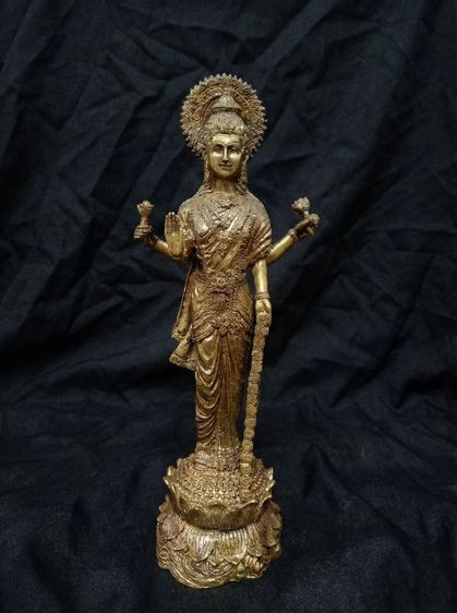 พระแม่ลักษมี ปางยืนประทานพร วัดแขก สีลม กรุงเทพ ปี2560 เนื้อทองเหลือง สูง 34 ซม.