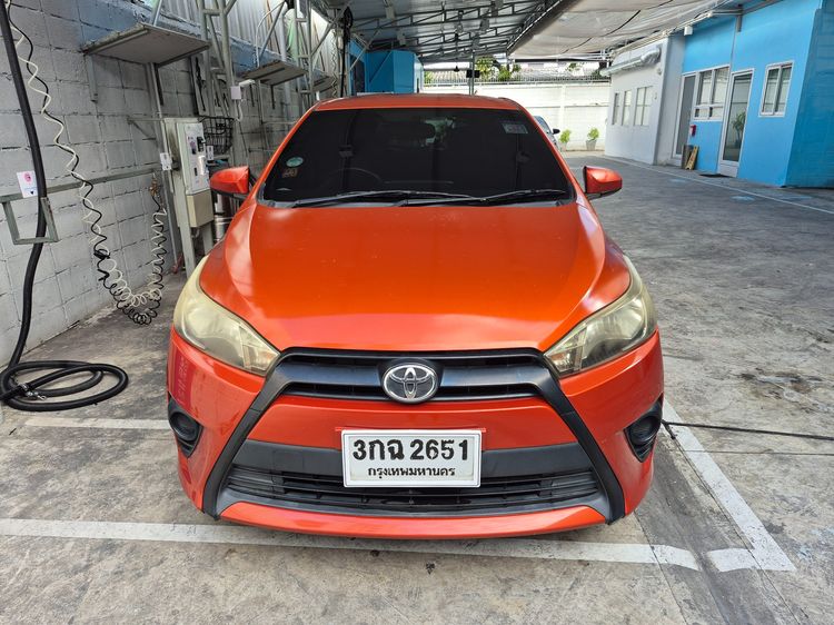 รถ Toyota Yaris 1.2 J สี ส้ม