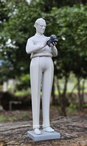 Prof. Silpa Bhirasri ver 2 is the result of Dinsai Studio correctly.NO. 30Type: resin statue modelMaterial: resinColor: classic greyScale: 1 รูปที่ 3