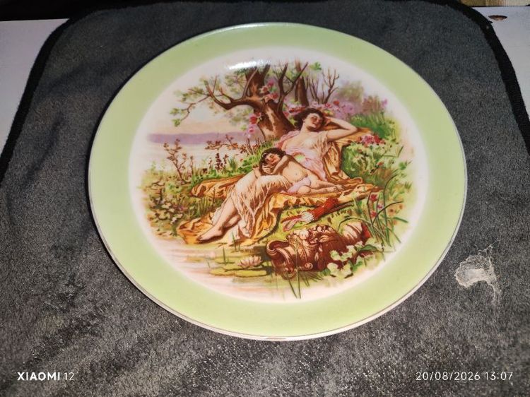 เซรามิคเก่า จานโชว์ใบนี้คือ "Maruku China" ผลิตในประเทศญี่ปุ่น ประมาณปี 1945–1950s