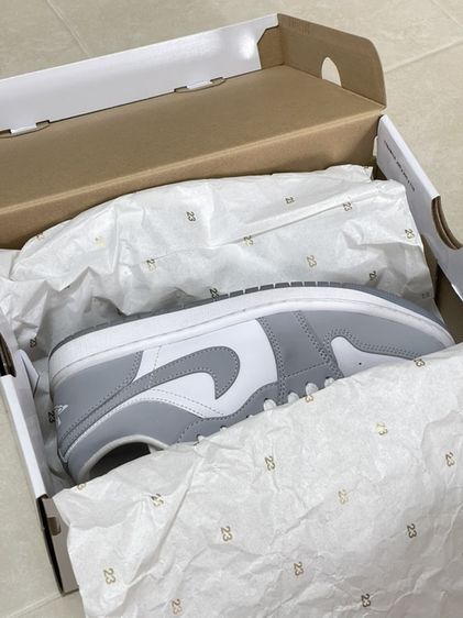 Nike WMNS Air Jordan 1 Low “Wolf Grey” 🤍🩶 รูปที่ 7