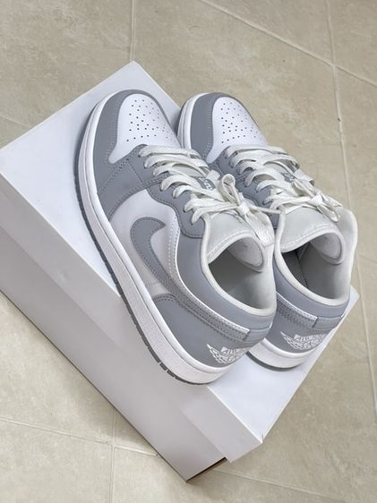 Nike WMNS Air Jordan 1 Low “Wolf Grey” 🤍🩶 รูปที่ 9