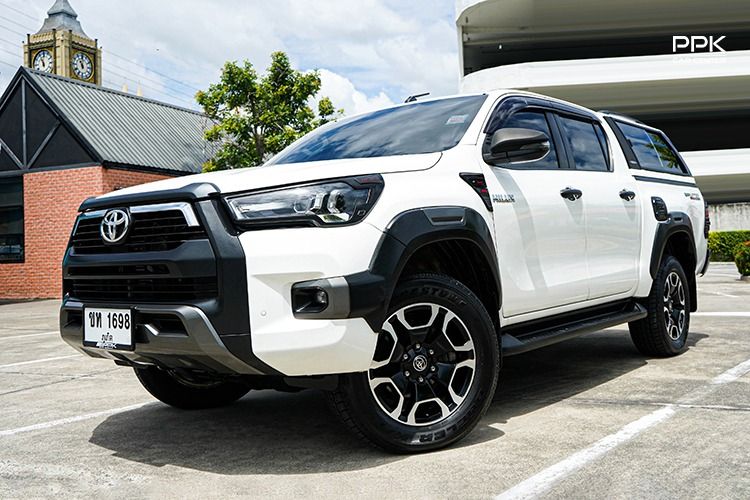 รถ Toyota Hilux Revo Double Cab 2.4 Mid Prerunner สี ขาว