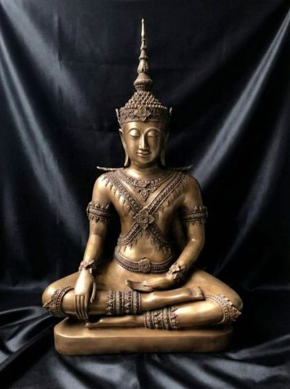 พระมหาจักพรรดิ รุ่นมหาจักรพรรดิ วัดหน้าพระเมรุราชิการตาม ปี2548 หน้าตัก 9 นิ้ว เนื้อทองเหลือง