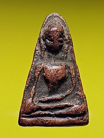 พระผงสุพรรณ กรุเก่า วัดพระศรีรัตนมหาธาตุ จ.สุพรรณบุรี สภาพสวยเก่าเดิมจากกรุ เนื้อเก่าเเห้งมาก พระเก็บเก่าจากบ้านคุณยาย สวยเดิมๆเลยครับ
