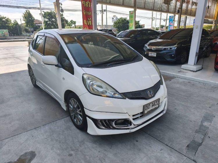 รถ Honda Jazz 1.5 V สี ขาว
