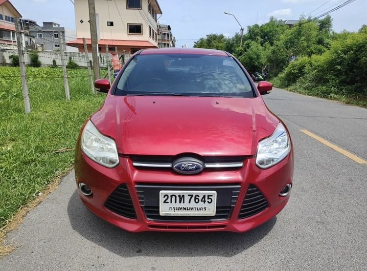 รถ Ford Focus 1.6 Trend สี แดง