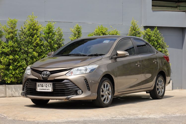 รถ Toyota Vios 1.5 E สี น้ำตาล