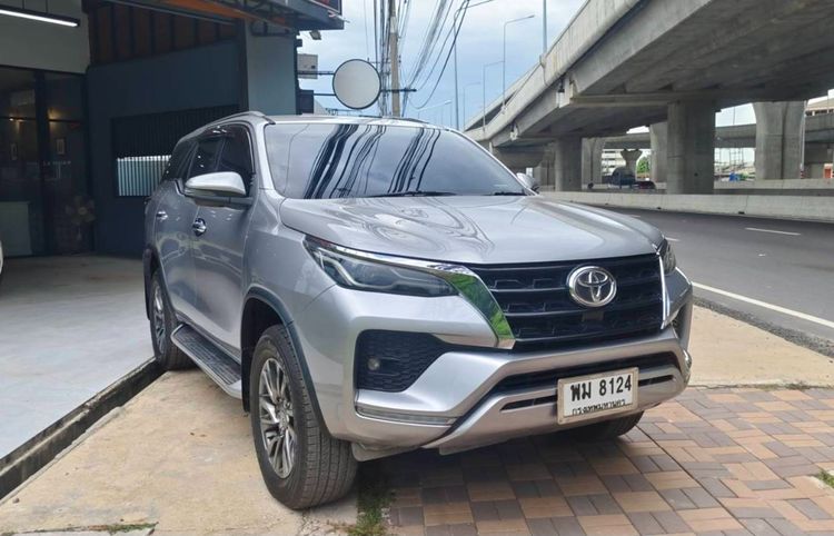 รถ Toyota Fortuner 2.4 V 4WD สี เทา