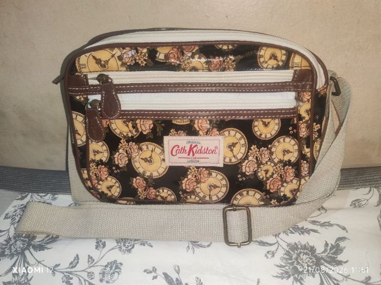 Cath Kidston พีวีซี ไม่ระบุ น้ำตาล กระเป๋าสะพายทรง Crossbody ลายนาฬิกาและดอกกุหลาบวินเทจ มีช่องซิปใช้งานได้หลายช่อง วัสดุPVC/Oilcloth สภาพใหม่ไม่เคยใช้งาน