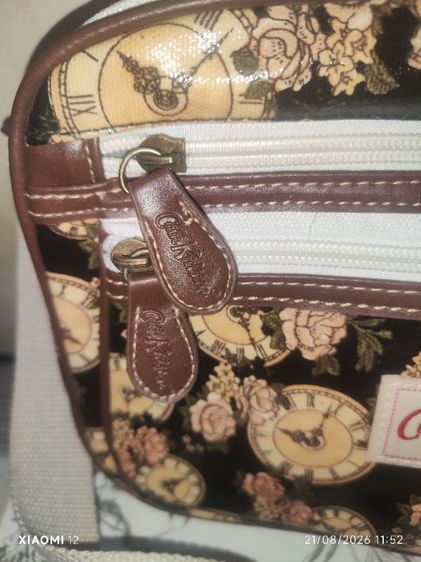กระเป๋าสะพายทรง Crossbody ลายนาฬิกาและดอกกุหลาบวินเทจ มีช่องซิปใช้งานได้หลายช่อง วัสดุPVC/Oilcloth สภาพใหม่ไม่เคยใช้งาน รูปที่ 3