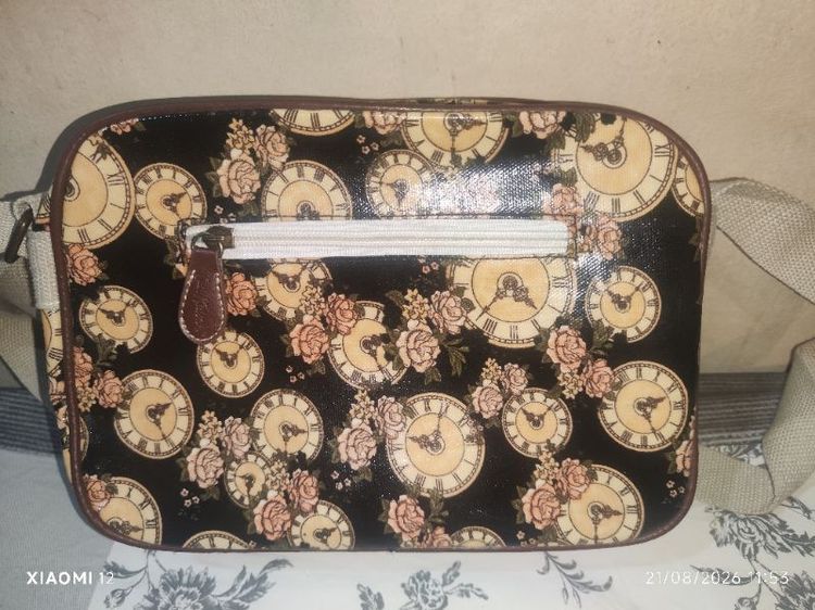 กระเป๋าสะพายทรง Crossbody ลายนาฬิกาและดอกกุหลาบวินเทจ มีช่องซิปใช้งานได้หลายช่อง วัสดุPVC/Oilcloth สภาพใหม่ไม่เคยใช้งาน รูปที่ 4