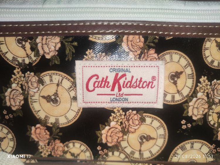 กระเป๋าสะพายทรง Crossbody ลายนาฬิกาและดอกกุหลาบวินเทจ มีช่องซิปใช้งานได้หลายช่อง วัสดุPVC/Oilcloth สภาพใหม่ไม่เคยใช้งาน รูปที่ 2